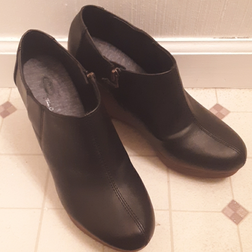 Black wedges